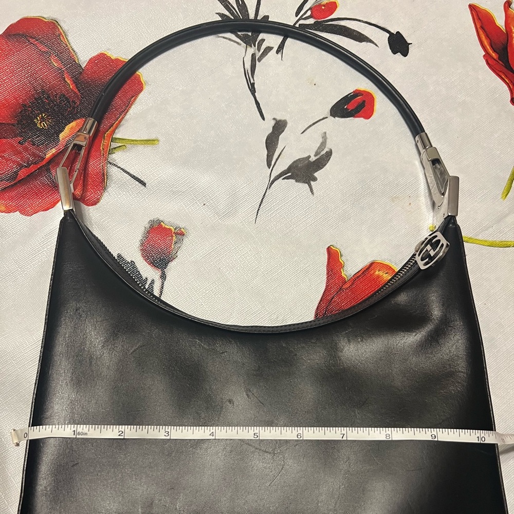 Gucci Black Shoulder Bag with Elegant Design